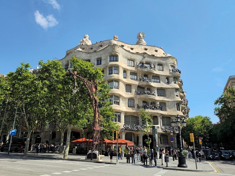 La Pedrera (Casa Mila) in the city