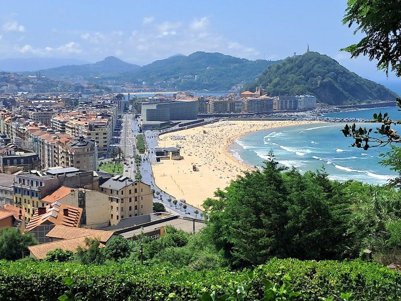 Zurriola Beach and Gros Neighbourhood